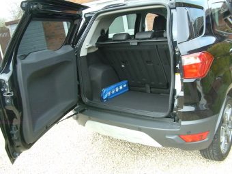 Side-hinged rear door and easy load bootspace